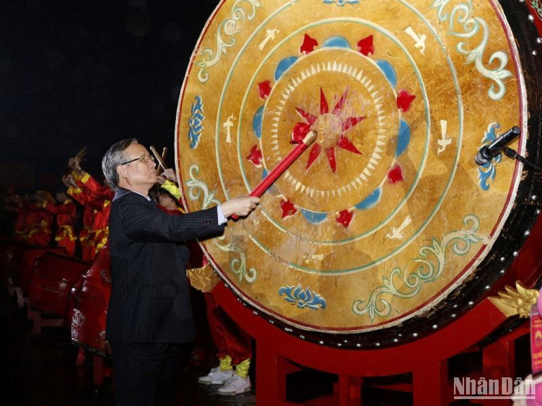 Nguyên Ủy viên Bộ Chính trị, Thường trực Ban Bí thư Trần Quốc Vượng nổi trống khai hội.
