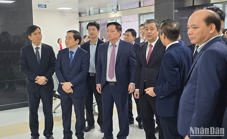 Các đại biểu tham quan bên trong tòa nhà CDC Thái Bình.