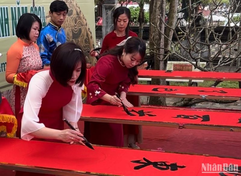 Trong không gian linh thiêng của Lễ hội đền Trần, chương trình giao lưu thư pháp càng tôn lên nét đẹp văn hóa truyền thống từ bao đời nay của cha ông ta.