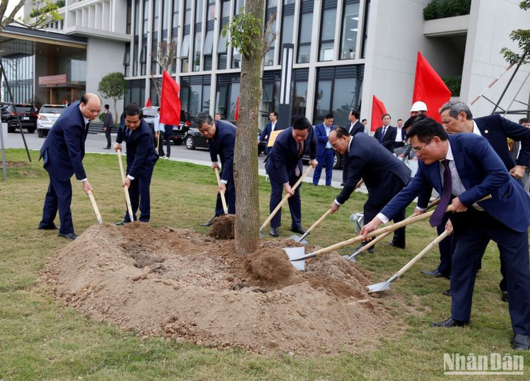 Các đại biểu trồng cây đầu năm tại Công ty cổ phần Green i-Park. Các đại biểu trồng cây đầu năm tại Công ty cổ phần Green i-Park.