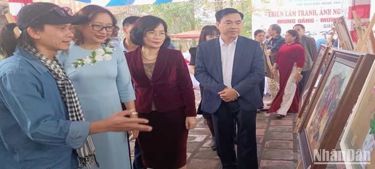 Giới họa sĩ, nghệ sĩ rất chờ đợi sự kiện này, bởi đây là cơ hội quý giá để các tác phẩm tiếp cận gần nhất đến công chúng.