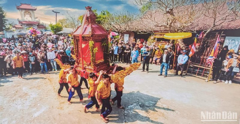 Tác phẩm "Rước kiệu chùa Phượng Vũ" của tác giả Quang Viện.