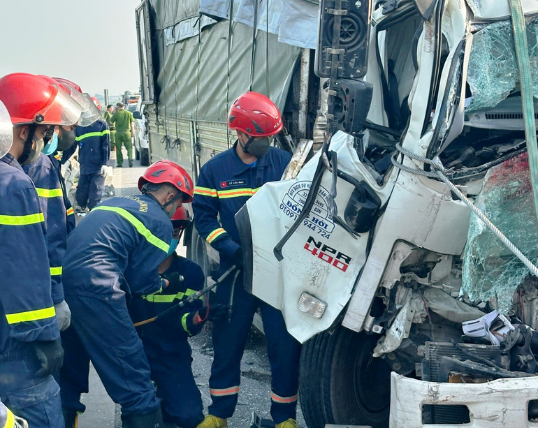 Lực lượng chức năng nỗ lực cứu hộ, đưa các nạn nhân kẹt trong cabin ô-tô ra ngoài.