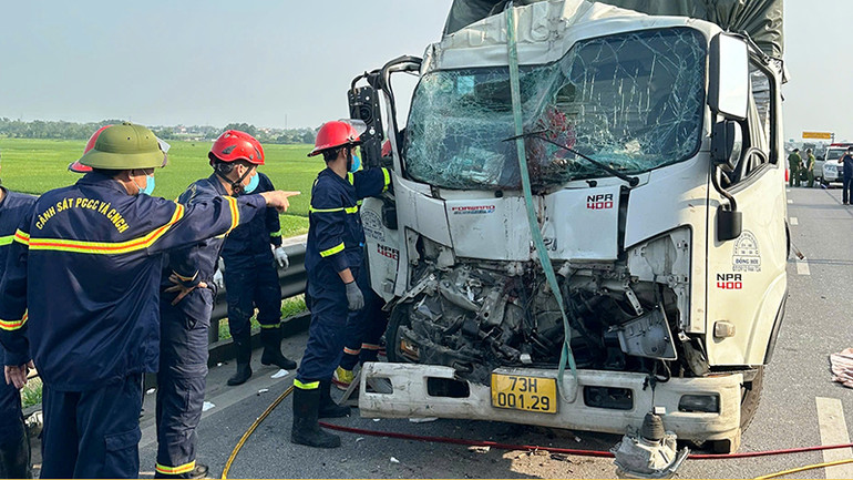 Đầu xe ô-tô tải biến dạng.