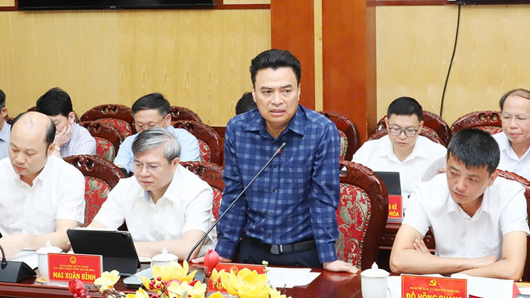 Lãnh đạo Sở Xây dựng thảo luận tại phiên họp.