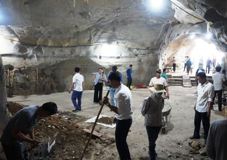 Lực lượng chức năng tháo gỡ các hạng mục xây dựng trái phép trong động.