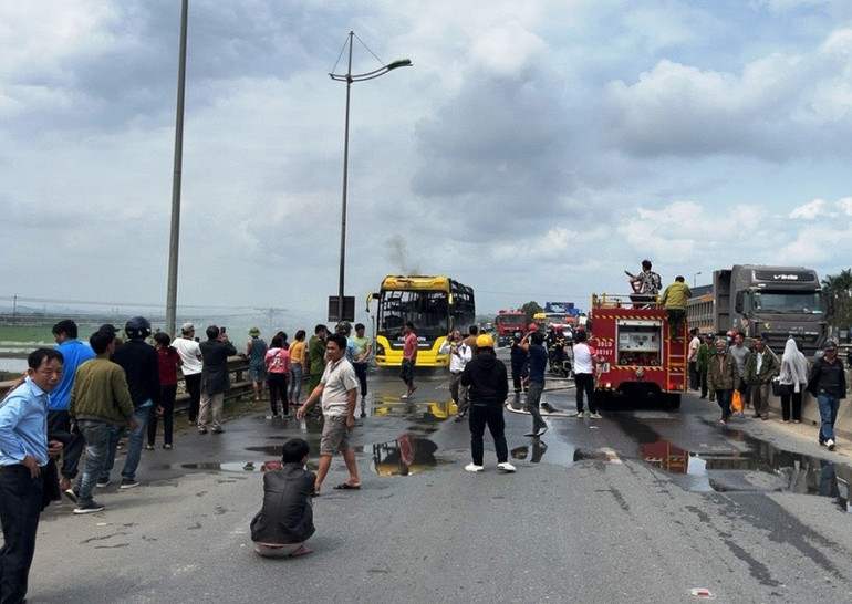 Hành khách kịp thoát khỏi phương tiện phát sinh hỏa hoạn.