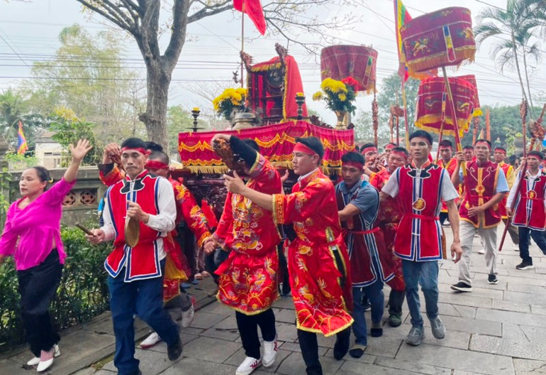 Nhân dân rước kiệu truyền thống.