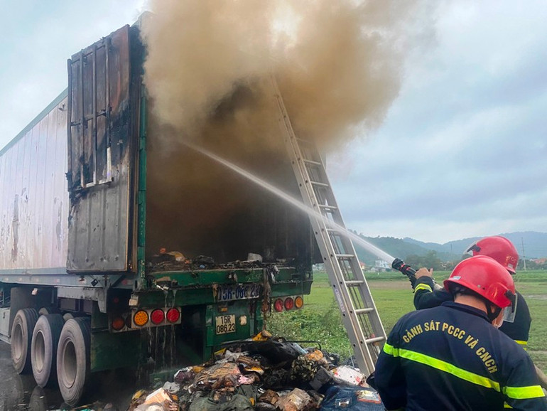 Cảnh sát sử dụng vòi rồng phun nước, dập tắt triệt để vụ cháy.