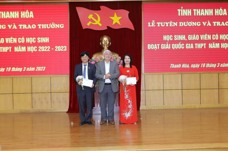 Hội Khuyến học tỉnh Thanh Hóa trao thưởng cho đại diện các trường có học sinh đoạt giải.