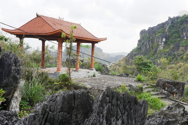 Lầu Nghinh phong bên đường vào Động Hồ Công.