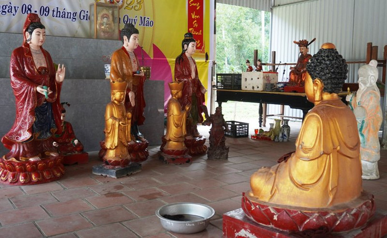 Các pho tượng được di chuyển khỏi Động Hồ Công.