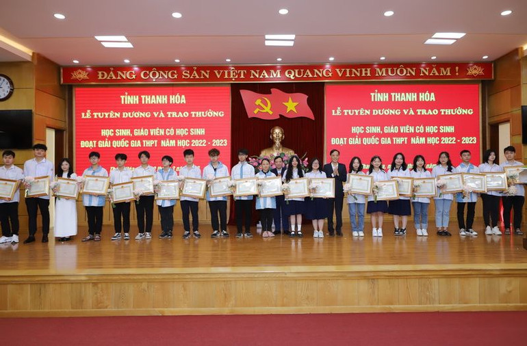 Phó Bí thư Thường trực Tỉnh ủy và Phó Chủ tịch Ủy ban nhân dân tỉnh Thanh Hóa trao Bằng khen cho học sinh giỏi quốc gia.