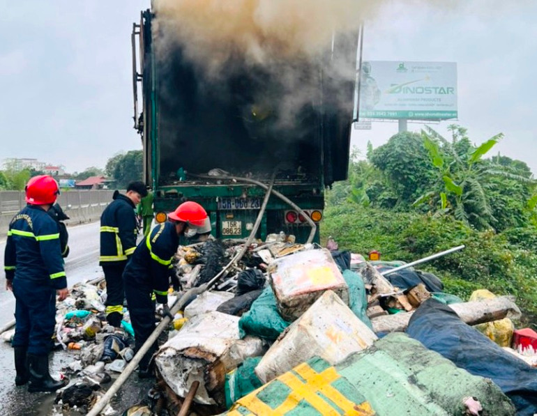 Hàng hóa được đưa ra khỏi container phát sinh hỏa hoạn.