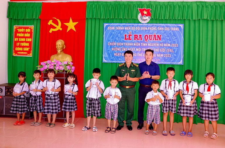 Tặng sữa cho các em học sinh nghèo trên địa bàn khu vực biên giới biển huyện Trần Đề.