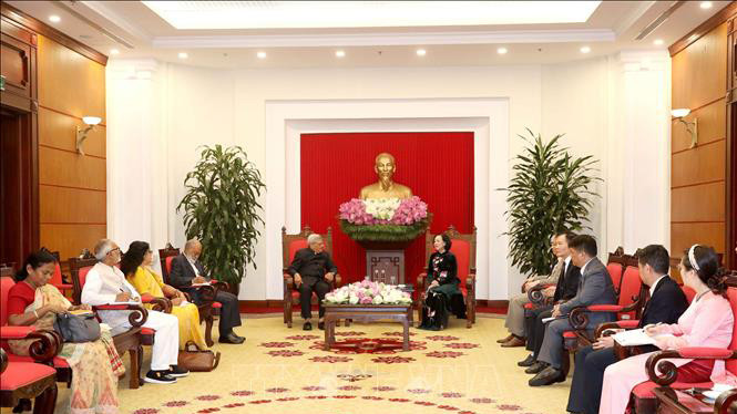 đồng chí Trương Thị Mai đã tiếp thân mật Đoàn đại biểu cấp cao Đảng Cộng sản Ấn Độ Mác-xít (CPI-M). (Ảnh: TTXVN)