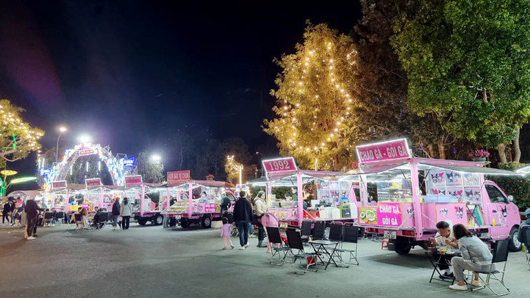 Khu ẩm thực đêm tại khuôn viên Vườn hoa thành phố Đà Lạt.