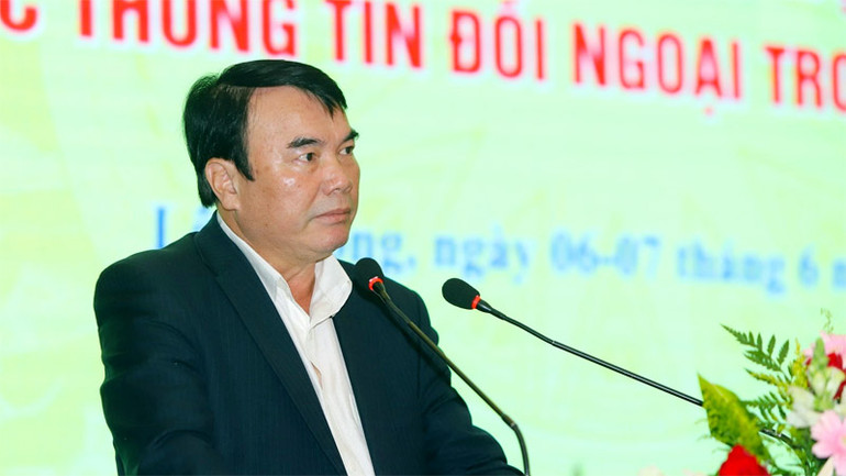 Phó Chủ tịch Ủy ban nhân dân tỉnh Lâm Đồng Phạm S phát biểu ý kiến tại hội nghị.