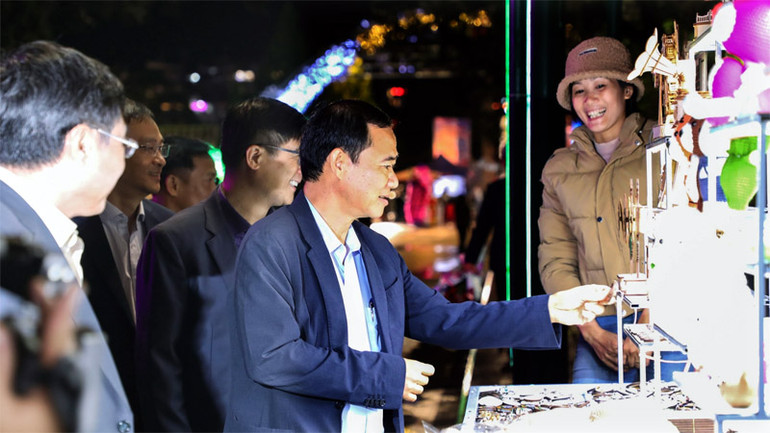 Lãnh đạo tỉnh Lâm Đồng tham quan các gian hàng lưu niệm tại phố đi bộ Trần Quốc Toản.