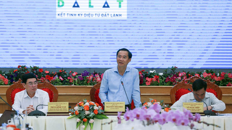 Quyền Bí thư Tỉnh ủy Lâm Đồng Nguyễn Thái Học phát biểu kết luận hội nghị.