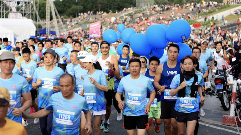 Giải chạy bộ âm nhạc - Dalat music night run 2024 thu hút nhiều người tham gia.