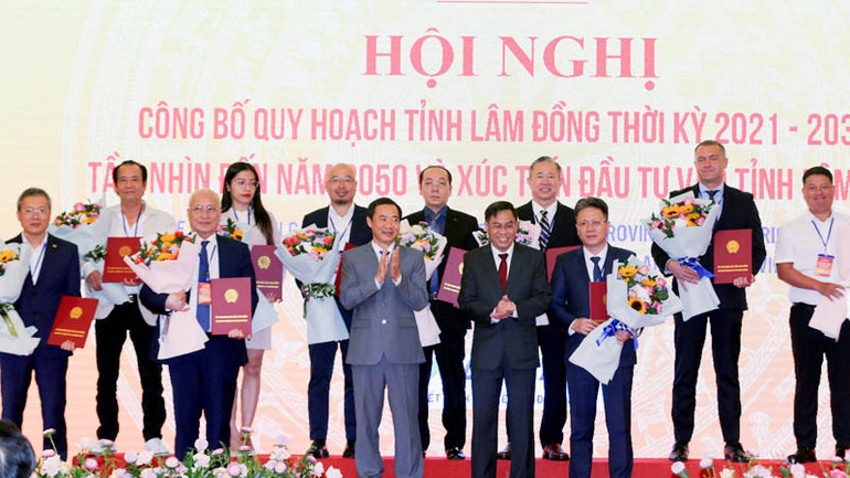 Lãnh đạo tỉnh Lâm Đồng trao giấy chứng nhận đăng ký đầu tư, quyết định chấp thuận chủ trương đầu tư cho các doanh nghiệp.