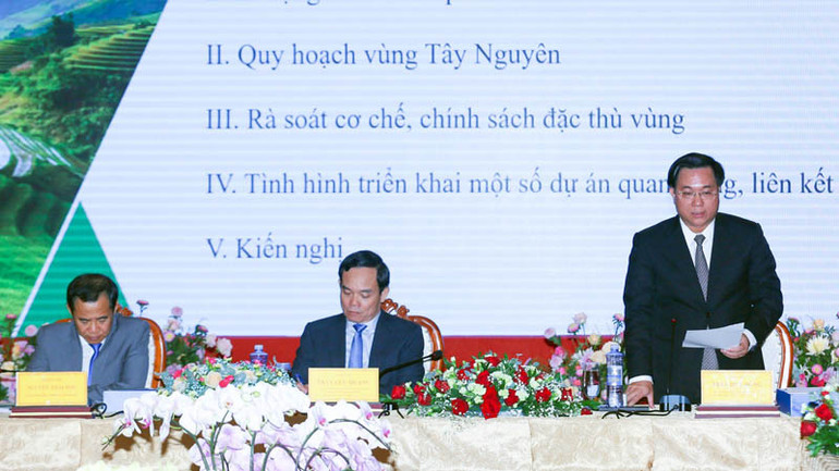 Thứ trưởng Kế hoạch và Đầu tư Trần Duy Đông báo cáo tình hình triển khai các hoạt động của Hội đồng Điều phối vùng Tây Nguyên. Thứ trưởng Kế hoạch và Đầu tư Trần Duy Đông báo cáo tình hình triển khai các hoạt động của Hội đồng Điều phối vùng Tây Nguyên.