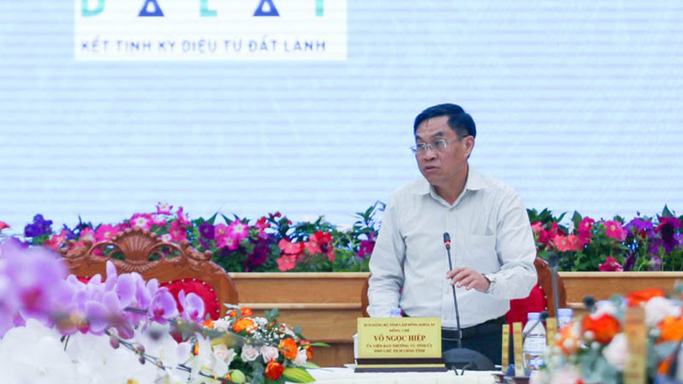 Phó Chủ tịch Ủy ban nhân dân tỉnh Lâm Đồng Võ Ngọc Hiệp phát biểu ý kiến tại hội nghị.
