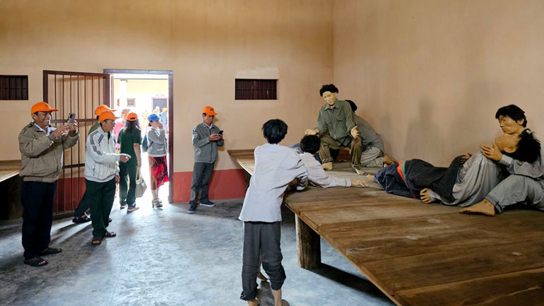 Các cựu tù yêu nước thăm lại Nhà lao thiếu nhi Đà Lạt. Các cựu tù yêu nước thăm lại Nhà lao thiếu nhi Đà Lạt.