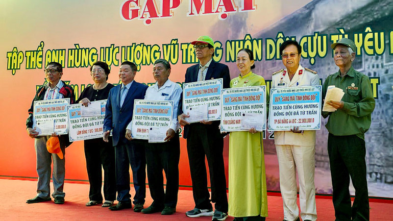 Ban Liên lạc cựu tù yêu nước Nhà lao thiếu nhi Đà Lạt giới thiệu “Quỹ sáng mãi tình đồng đội”. Ban Liên lạc cựu tù yêu nước Nhà lao thiếu nhi Đà Lạt giới thiệu “Quỹ sáng mãi tình đồng đội”.