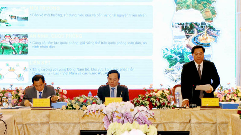 Đại diện Bộ Kế hoạch và Đầu tư trình bày khái quát nội dung Quy hoạch vùng Tây Nguyên.