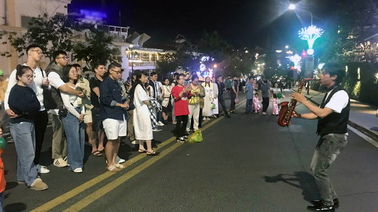 Biểu diễn âm nhạc đường phố trên phố đi bộ trung tâm Đà Lạt.