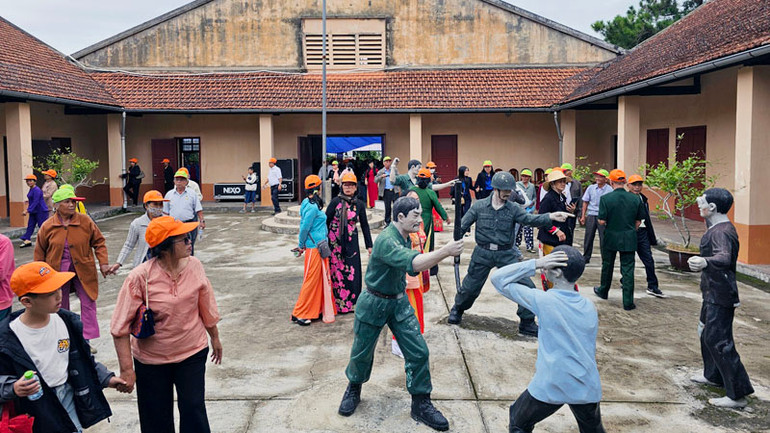 Các cựu tù yêu nước thăm lại Nhà lao thiếu nhi Đà Lạt. Các cựu tù yêu nước thăm lại Nhà lao thiếu nhi Đà Lạt.