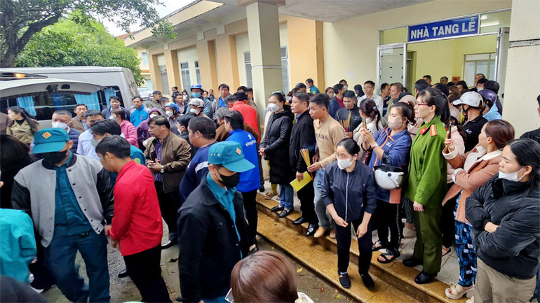 Nhiều người đến chia sẻ, hỗ trợ và giúp đỡ gia đình, tiễn 3 cháu bé về quê an táng.