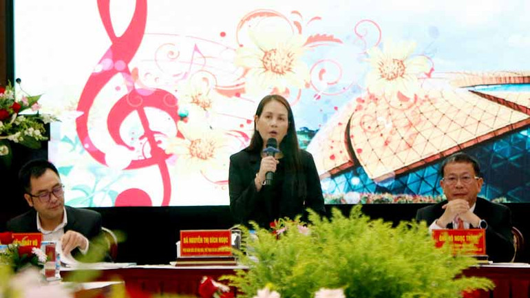 Phó Giám đốc Sở Văn hóa, Thể thao và Du lịch Lâm Đồng Nguyễn Thị Bích Ngọc phát biểu ý kiến tại tọa đàm.