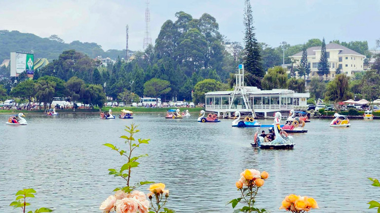 Trên hồ Xuân Hương (Đà Lạt) dịp Lễ 30/4.