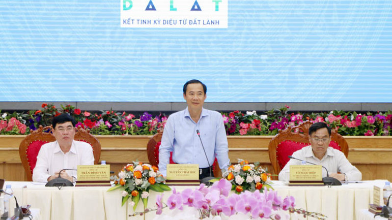 Các đồng chí chủ trì hội nghị.