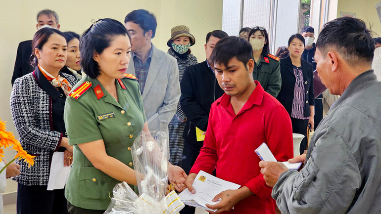 Nhiều cơ quan, tổ chức, cá nhân đến thăm hỏi, chia buồn và hỗ trợ gia đình các cháu gặp nạn.