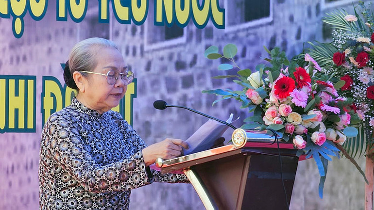 Trưởng Ban Liên lạc toàn quốc Chiến sĩ cách mạng Việt Nam bị địch bắt tù đày Hoàng Thị Khánh phát biểu tại buổi gặp mặt. Trưởng Ban Liên lạc toàn quốc Chiến sĩ cách mạng Việt Nam bị địch bắt tù đày Hoàng Thị Khánh phát biểu tại buổi gặp mặt.