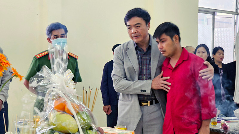 Bí thư Thành ủy Đà Lạt Đặng Đức Hiệp chia sẻ nỗi đau mất mát với anh Vòng Duy Anh, cha của 3 cháu bé gặp nạn.