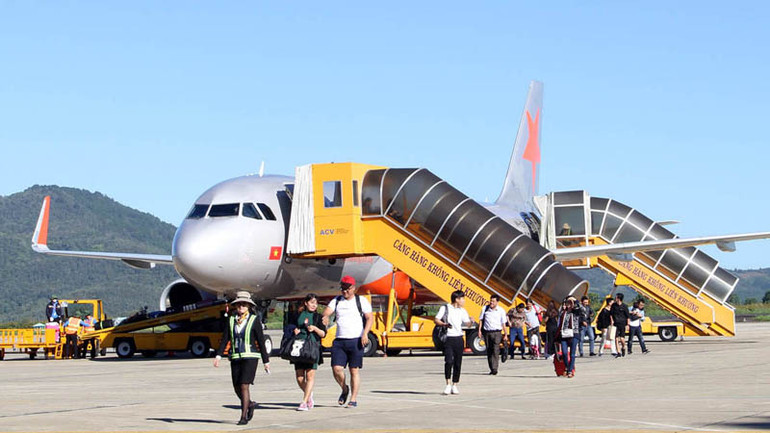 Du khách đến Lâm Đồng qua đường hàng không sân bay Liên Khương.