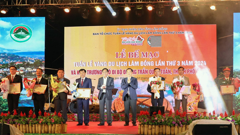 Quyền Bí thư Tỉnh ủy Lâm Đồng Nguyễn Thái Học và Phó Chủ tịch Ủy ban nhân dân tỉnh Võ Ngọc Hiệp khen thưởng các tập thể có thành tích xuất sắc trong Tuần lễ vàng du lịch.
