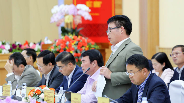 Phó Chủ tịch Ủy ban nhân dân tỉnh Lâm Đồng Nguyễn Ngọc Phúc giải đáp những kiến nghị, đề xuất của doanh nghiệp, nhà đầu tư.