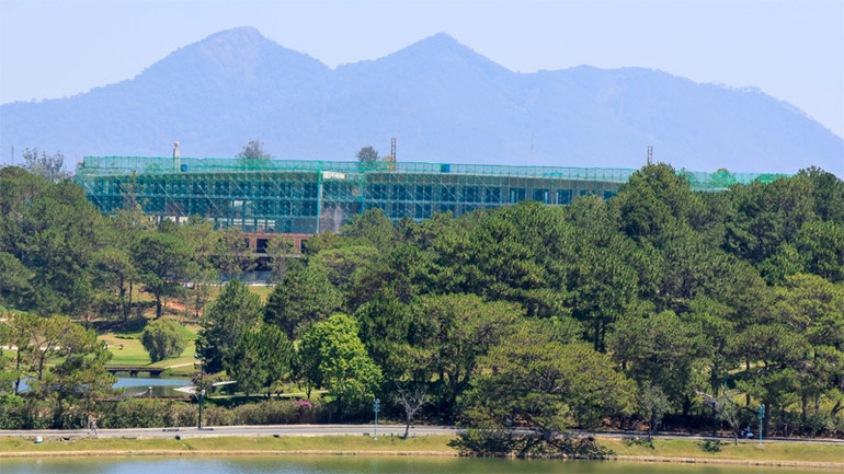 Công trình vi phạm thuộc tòa nhà câu lạc bộ golf nhìn từ Quảng trường Lâm Viên, thành phố Đà Lạt.