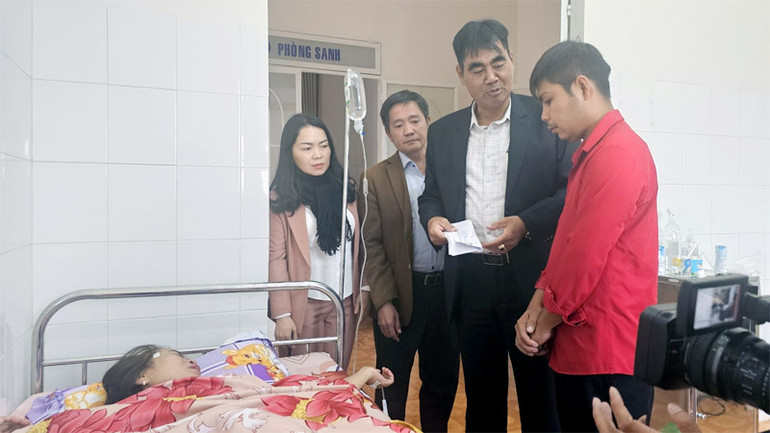 Đại diện Ủy ban Mặt trận Tổ quốc Việt Nam tỉnh Lâm Đồng thăm hỏi, động viên gia đình 3 cháu nhỏ tử vong trong vụ cháy.