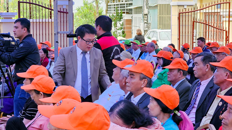 Phó Chủ tịch Ủy ban nhân dân tỉnh Lâm Đồng Nguyễn Ngọc Phúc trò chuyện với các cựu tù yêu nước Nhà lao thiếu nhi Đà Lạt tại buổi gặp mặt. Phó Chủ tịch Ủy ban nhân dân tỉnh Lâm Đồng Nguyễn Ngọc Phúc trò chuyện với các cựu tù yêu nước Nhà lao thiếu nhi Đà Lạt tại buổi gặp mặt.