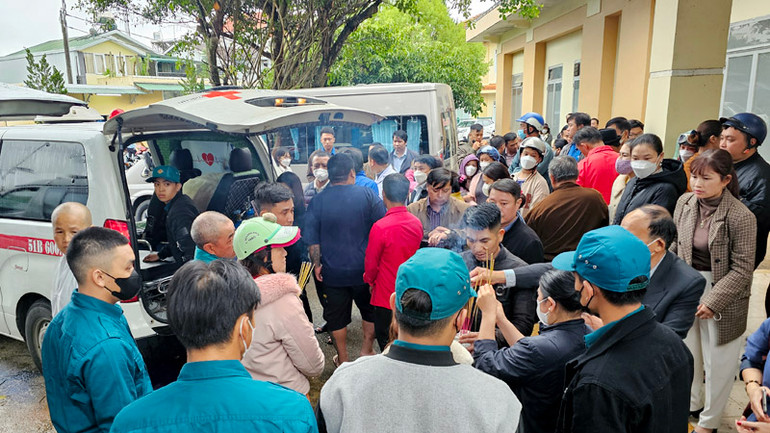 Nhiều người đến chia sẻ, hỗ trợ và giúp đỡ gia đình, tiễn 3 cháu bé về quê an táng.