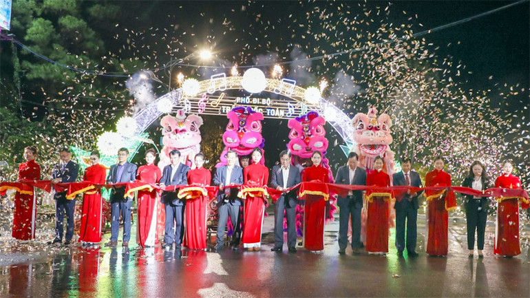 Tuyến phố đi bộ Trần Quốc Toản bên hồ Xuân Hương chính thức hoạt động.