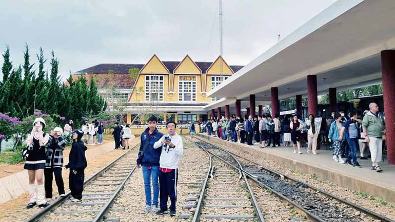 Ga cổ Đà Lạt thu hút du khách trong nước và quốc tế.