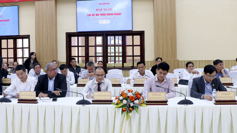 Đại diện các doanh nghiệp, nhà đầu tư tham dự buổi đối thoại.